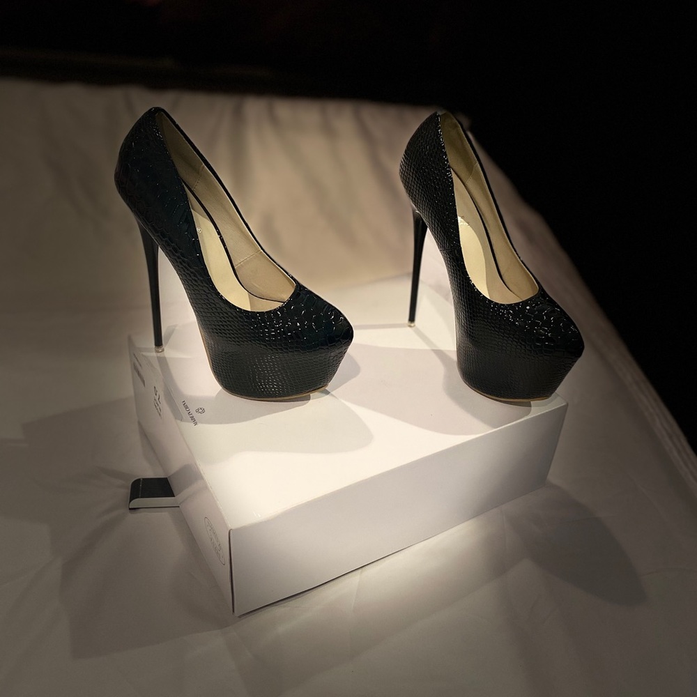Shoes - Picture 2 of 8